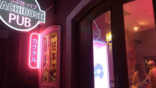 Trở về không gian Tokyo những năm 1980 cùng quán pub Machibuse