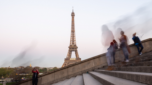 Du khách bị buồn nôn và ảo giác nặng khi đến Paris