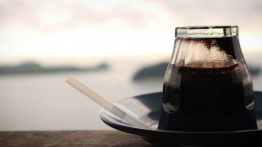 Nhấm nháp cà phê úp ngược