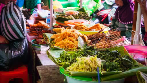 Thưởng thức ẩm thực đường phố Indonesia