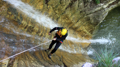 Trải nghiệm mạo hiểm từ bộ môn canyoning