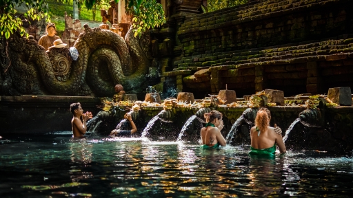 Đến Bali, trải nghiệm tắm nước thánh đền Tirta Empul