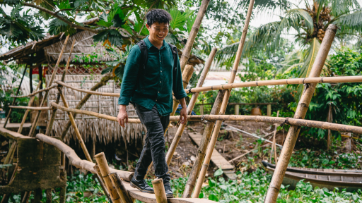 Travel Blogger Vinh Gấu trải nghiệm làm bánh dân gian, đi cầu khỉ tại Cồn Sơn