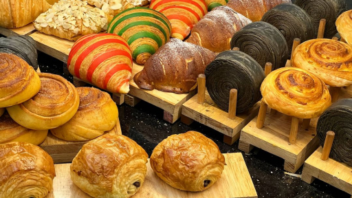 Tiệm bánh cromboloni ở Hà Nội “gây sốt” với 30 phút chờ đợi