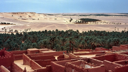 'Mục sở thị' ốc đảo đỏ giữa sa mạc lớn nhất thế giới