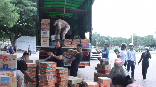 Đồng bào chung tay gửi đồ ăn, thức uống cho bà con vùng lũ