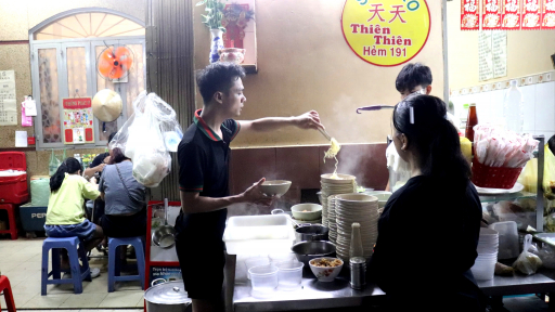 Có gì ở tiệm sủi cảo nức tiếng bậc nhất phố Hà Tôn Quyền?