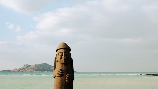 Tượng đá Dolhareubang: Biểu tượng văn hóa và tín ngưỡng, 'thần bảo hộ' của người dân đảo Jeju