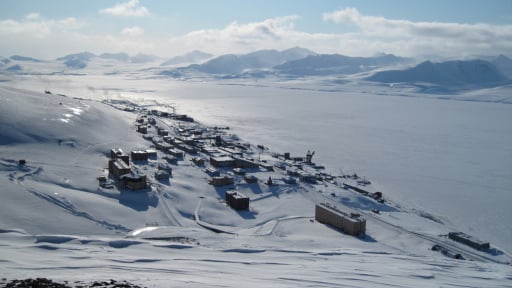 Chiêm ngưỡng hòn đảo Svalbard ở phía bắc Na Uy, nơi mặt trời không lặn trong 4 tháng
