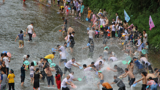 Hàng trăm khách Việt vẫn mua vé đến Thái Lan sau động đất vì sức hút của lễ hội Maha Songkran 2025