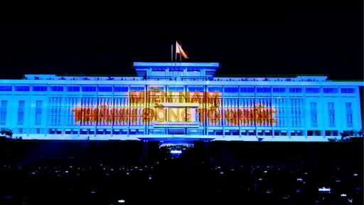 Người dân TPHCM đổ xô đến Dinh Độc Lập chứng kiến màn trình diễn 3D mapping “50 năm mới có một lần”