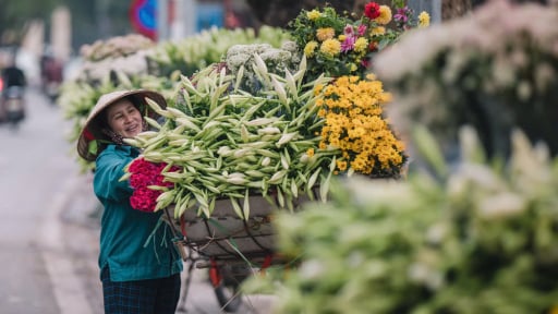 Hoa loa kèn, 'nữ hoàng tháng Tư' rộn ràng khắp phố Hà Nội