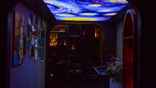 Thưởng cocktail trong ánh sáng mờ, dưới nền tranh của Van Gogh