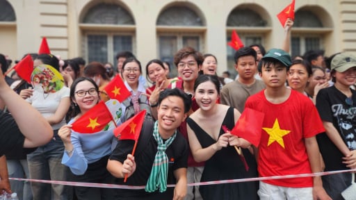 Nhiều người dân háo hức đổ về TPHCM xem sơ duyệt diễu binh, diễu hành