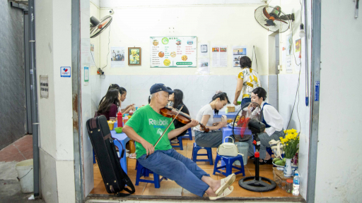 Nghe violin trong quán ốc ngõ nhỏ Thái Hà