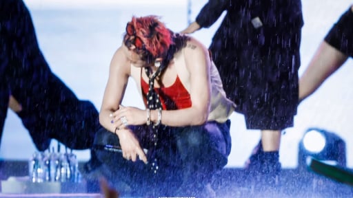 G-Dragon 'tắm mưa' cùng 40.000 người trên sân Mỹ Đình