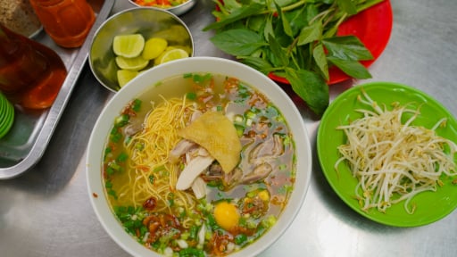 Từ chiếc xe đẩy hàng của mẹ đến giải thưởng Michelin: Chuyện chưa kể của tô phở miến Kỳ Đồng