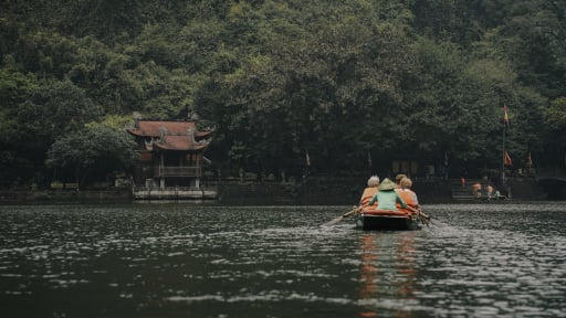 Ngồi du thuyền Tràng An về cội nguồn lịch sử