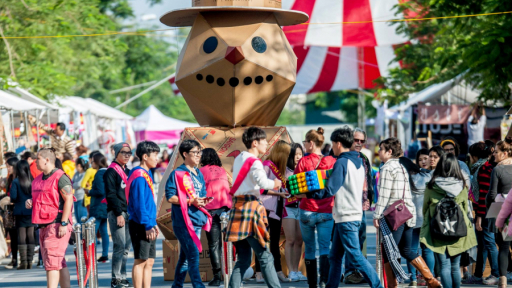Vòng quanh thế giới với Charity Bazaar