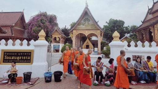 Tận mắt chứng kiến Lễ khất thực ở Lào khi đến thăm cố đô Luang Prabang