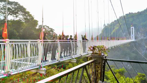 Cảm giác “đi trên không” ở cầu kính dài nhất thế giới tại Mộc Châu