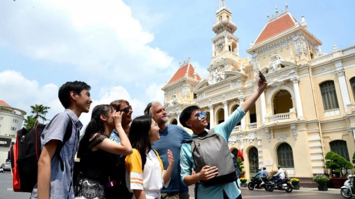 Nhiều du khách ở lại TP.HCM vì điểm nóng du lịch đón đại lễ '50 năm mới có một lần'