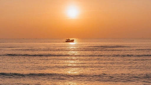 Đón bình minh, ngắm cuộc sống bình dị bên bờ kè Thái An