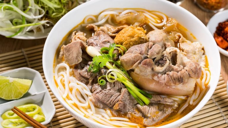 Đi ăn bún bò Huế ở những nơi chỉ dân bản địa mới biết