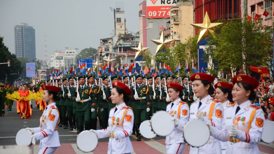 Lễ diễu binh 30/4 hùng tráng, xúc động giữa TP.HCM