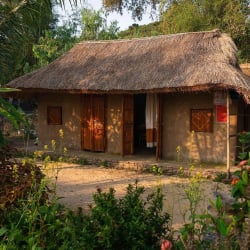 Sống trong nhà tranh vách đất nơi làng chài cổ của người Chăm Pa
