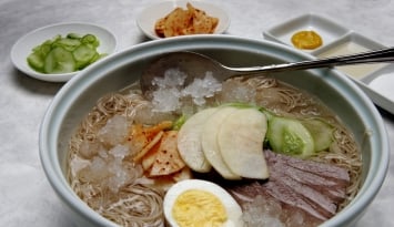 Giải nhiệt ngày hè với món ăn dùng “đá lạnh” độc nhất vô nhị của Hàn Quốc