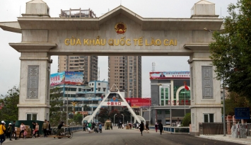 Khách Việt xếp hàng 4 tiếng ở cửa khẩu để du lịch Trung Quốc