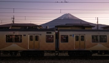 Núi Phú Sĩ 'biến mất' sau màn đen: Thị trấn Nhật Bản tìm cách ngăn du khách ùn ùn kéo tới