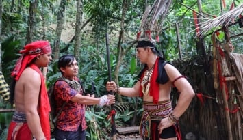 Có gì bên trong bộ tộc săn đầu người cuối cùng ở Malaysia?
