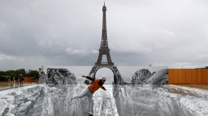 'Ảo ảnh vách đá' bên tháp Eiffel