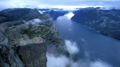 Ngắm cảnh trên vách đá dựng đứng ở Na Uy