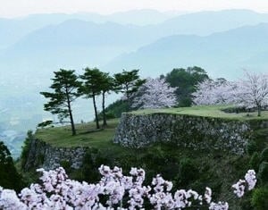 Lâu đài Takeda bồng bềnh trong mây trời