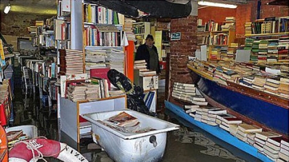 Cửa hàng sách dưới nước ở Venice, Italy