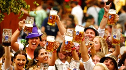 Bữa trưa tuyệt vời theo phong cách Đức mừng lễ hội bia Oktoberfest