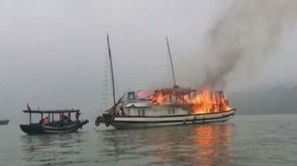 Tạm dừng hoạt động đội tàu du lịch để xảy ra cháy trên vịnh Hạ Long