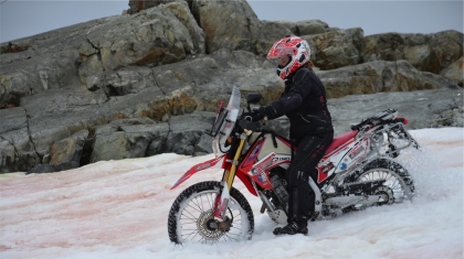 42 tuổi, một mình phượt xe máy qua mọi châu lục