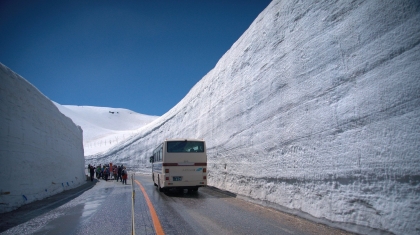 Lạc giữa bức tường tuyết cao 20 m ở Nhật