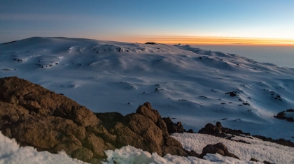 Tuyết phủ trên đỉnh núi lửa Kilimanjaro