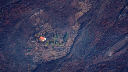 Ngôi nhà kì lạ sống sót sau trận phun trào núi lửa