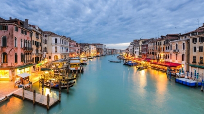 Du khách dính án phạt nặng vì lướt sóng tại kênh đào Venice