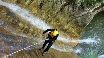 Trải nghiệm mạo hiểm từ bộ môn canyoning