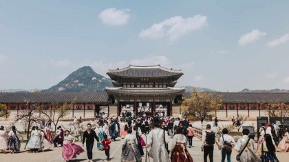 Làn sóng khách quốc tế đổ xô du lịch Hàn Quốc để nâng cấp gu ăn mặc