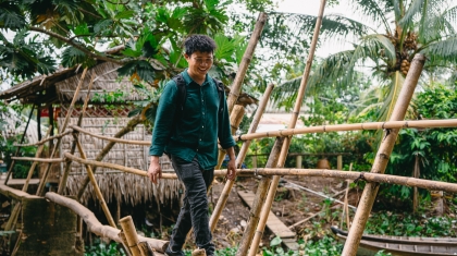 Travel Blogger Vinh Gấu trải nghiệm làm bánh dân gian, đi cầu khỉ tại Cồn Sơn