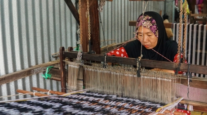 Khéo léo nghề dệt thổ cẩm truyền thống của người Chăm Châu Phong