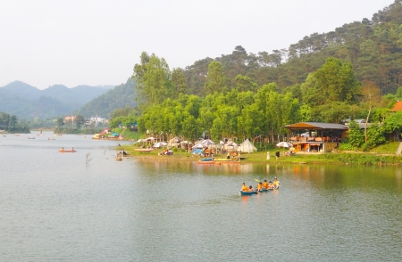 Giới trẻ thích 'chữa lành', đi cắm trại ở ngoại thành Hà Nội